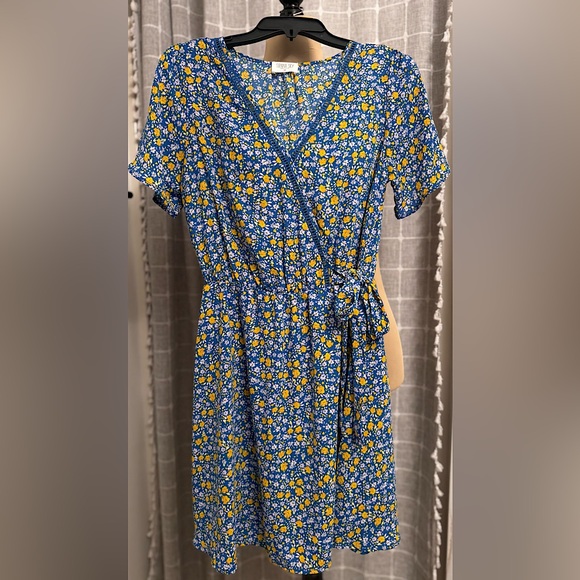 Sienna Sky Dresses & Skirts - EUC Sienna Sky blue and yellow floral faux wrap Dress